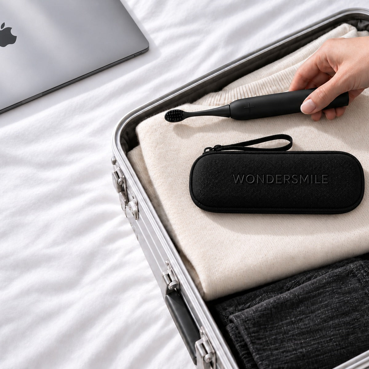 Wondersmile PRO und Reise-Etui im gepackten Koffer