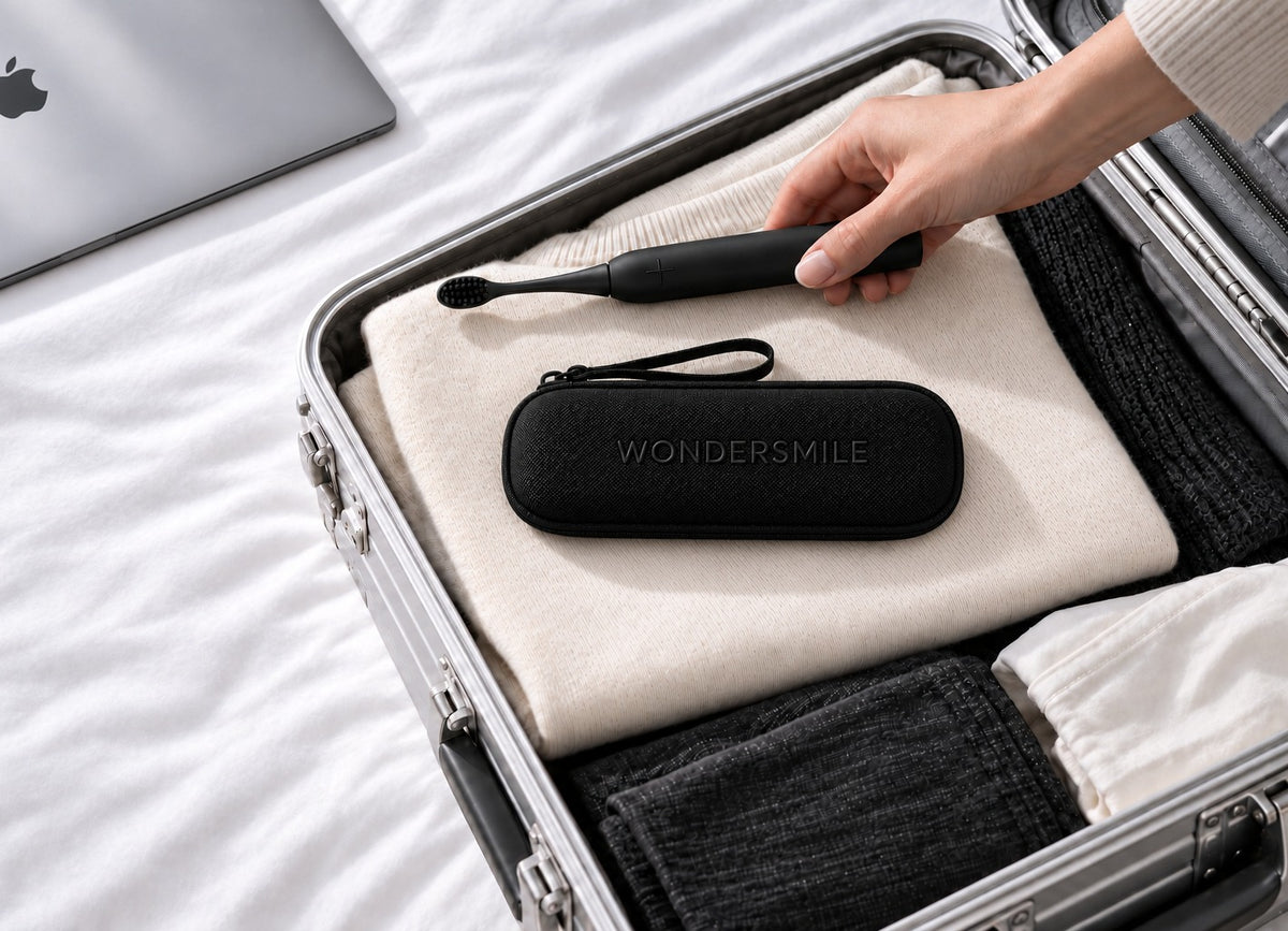Wondersmile PRO und schwarzes Reise-Etui werden in einen Koffer gepackt.